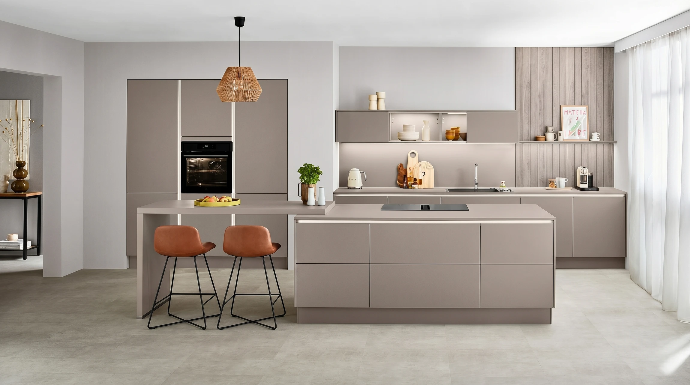 Cuisine moderne avec façade blanc laqué et crédence rouge vif