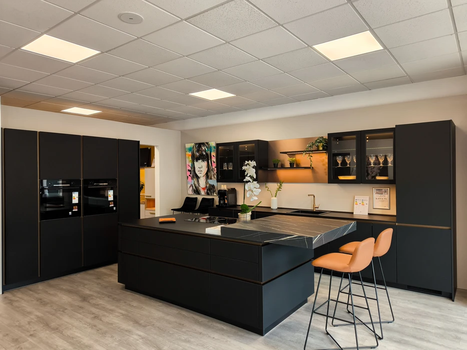 Cuisine moderne avec agencement bicolore blanc et noir