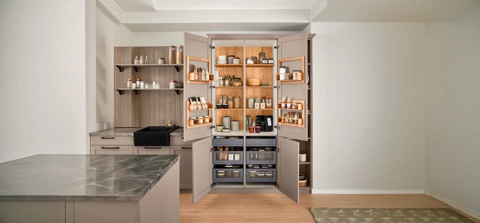 Professionnel de l'aménagement intérieur assis à un bureau avec un client particulier, en train de lui présenter un devis ou une palette d'échantillons de films architecturaux de différentes couleurs et textures. Le devis ou la documentation tarifaire est visible sur le bureau. L'atmosphère est professionnelle, claire et accueillante, avec une lumière naturelle. L'accent est mis sur l'interaction transparent entre le professionnel et le client, illustrant la confiance et la clarté de la communication tarifaire.